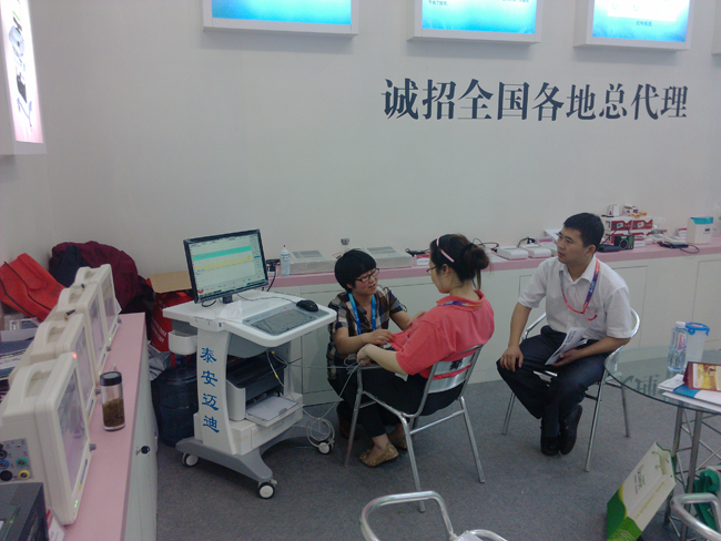 泰安邁迪培訓(xùn)經(jīng)理為客戶(hù)現(xiàn)場(chǎng)做胎兒母嬰監(jiān)護(hù)并講解胎兒母嬰監(jiān)護(hù)知識(shí)