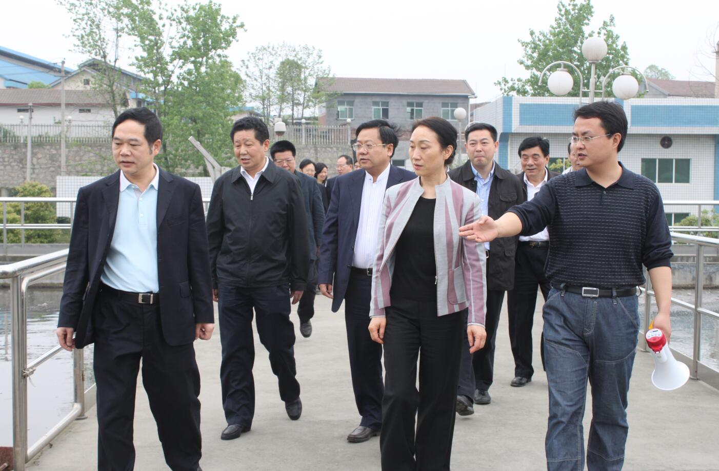 2011年4月，省政協(xié)主席，時任省委常委、統(tǒng)戰(zhàn)部部長李薇薇來公司視察.JPG